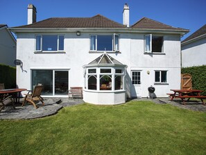Outdoor dining - 4 bedroom accommodation in Illogan, near Redruth (Illogan, near Redruth)