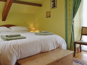 4 bedrooms, free WiFi, bed sheets - 4 bedroom accommodation in Ford, near Bideford (Ford, near Bideford)