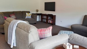 TV - 3 bedroom accommodation in Farnham (Farnham)