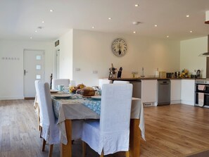 Dining - 3 bedroom accommodation in Farnham (Farnham)
