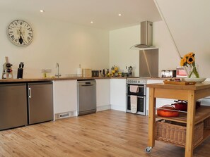Dishwasher, cookware/dishes/utensils - 3 bedroom accommodation in Farnham (Farnham)