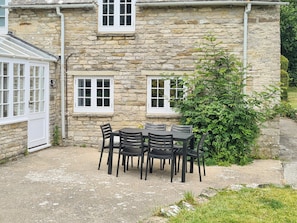 Outdoor dining - 3 bedroom accommodation in Harmans Cross, near Swanage (Harmans Cross, near Swanage)