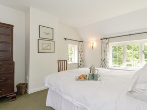 4 bedrooms, free WiFi, bed sheets - Ideal for couples or friends holidaying together. (Stitchcombe, near Marlborough)