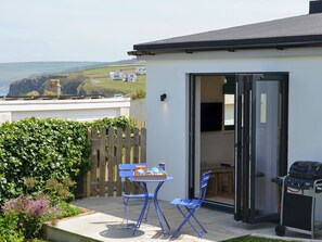 Outdoor dining - 1 bedroom accommodation in Port Isaac, near Wadebridge (Port Isaac, near Wadebridge)