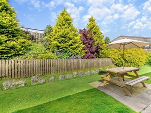 Outdoor dining - Grisedale Stables Cottage (Threshfield, near Grassington)