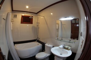 Combined shower/tub, free toiletries, hair dryer, slippers - Kally Hotel (Ho Chi Minh City)