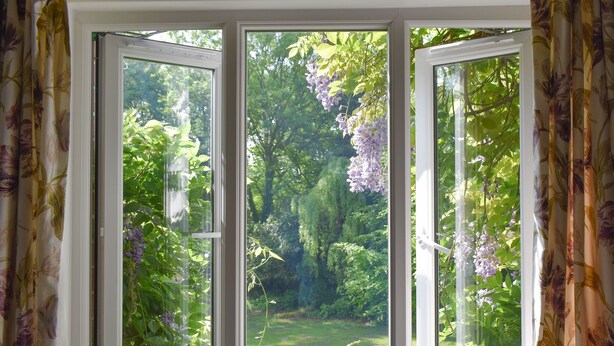 Une fenêtre donnant sur un jardin.