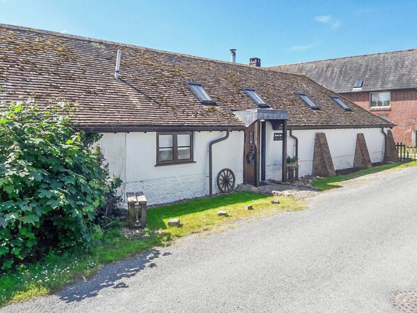 Exterior - This is the ideal base for discovering and exploring Dorset. (East Burton, near Wool)