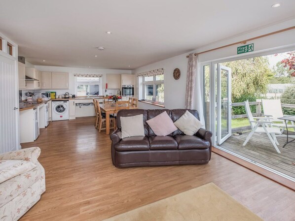 Living area - Red Squirrel Lodge - UKC677 (Wootton, near Ryde)