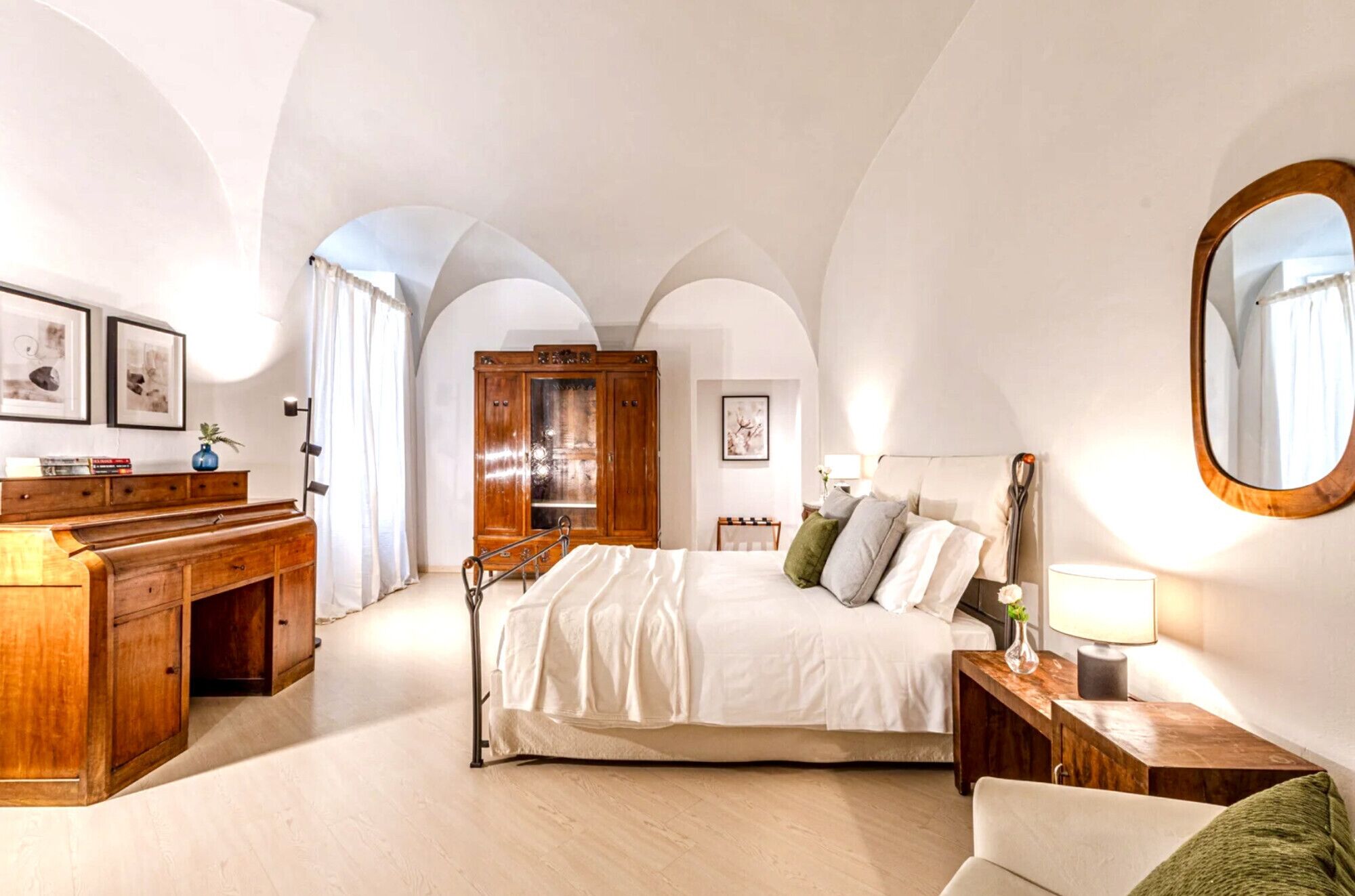 2 slaapkamers, een strijkplank/strijkijzer, internet, beddengoed