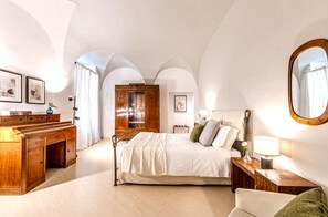 2 bedrooms, iron/ironing board, internet, bed sheets