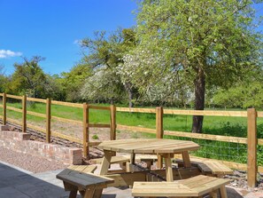 Outdoor dining - 4 bedroom accommodation in Ashperton, near Ledbury (Ashperton, near Ledbury)