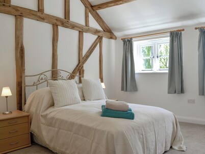 4 bedroom accommodation in Ashperton, near Ledbury