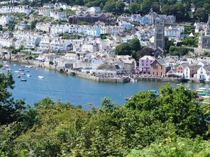 Une ville côtière dotée d’un port, de bateaux et de bâtiments le long du front de mer.