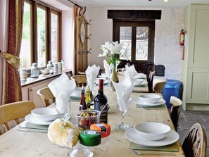 Dining - 5 bedroom accommodation in Three Cocks, near Hay-on-Wye (Three Cocks, near Hay-on-Wye)