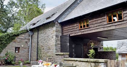 5 bedroom accommodation in Three Cocks, near Hay-on-Wye