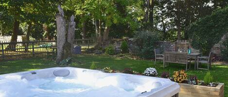 Bañera de hidromasaje al aire libre