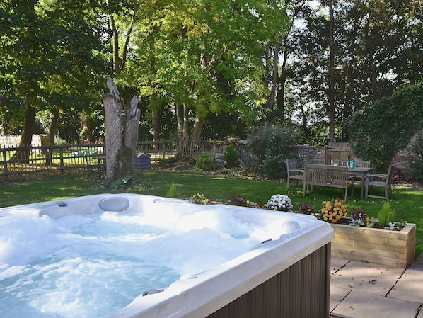 Outdoor spa tub - 5 bedroom accommodation in Three Cocks, near Hay-on-Wye (Three Cocks, near Hay-on-Wye)