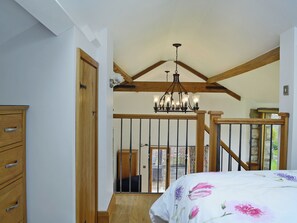 1 bedroom, free WiFi, bed sheets - 1 bedroom accommodation in Govilon, near Abergavenny (Govilon, near Abergavenny)