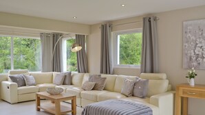 Unclassified image, 2 of 30, button - 4 bedroom accommodation in Cheriton Bishop (Cheriton Bishop)