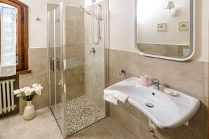 Douche, séchoir à cheveux, bidet, serviettes fournies