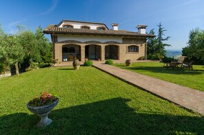 Terrace/patio - Villa Mery, Holiday house in the hills of the Rimini Riviera, with private pool (Mondaino)