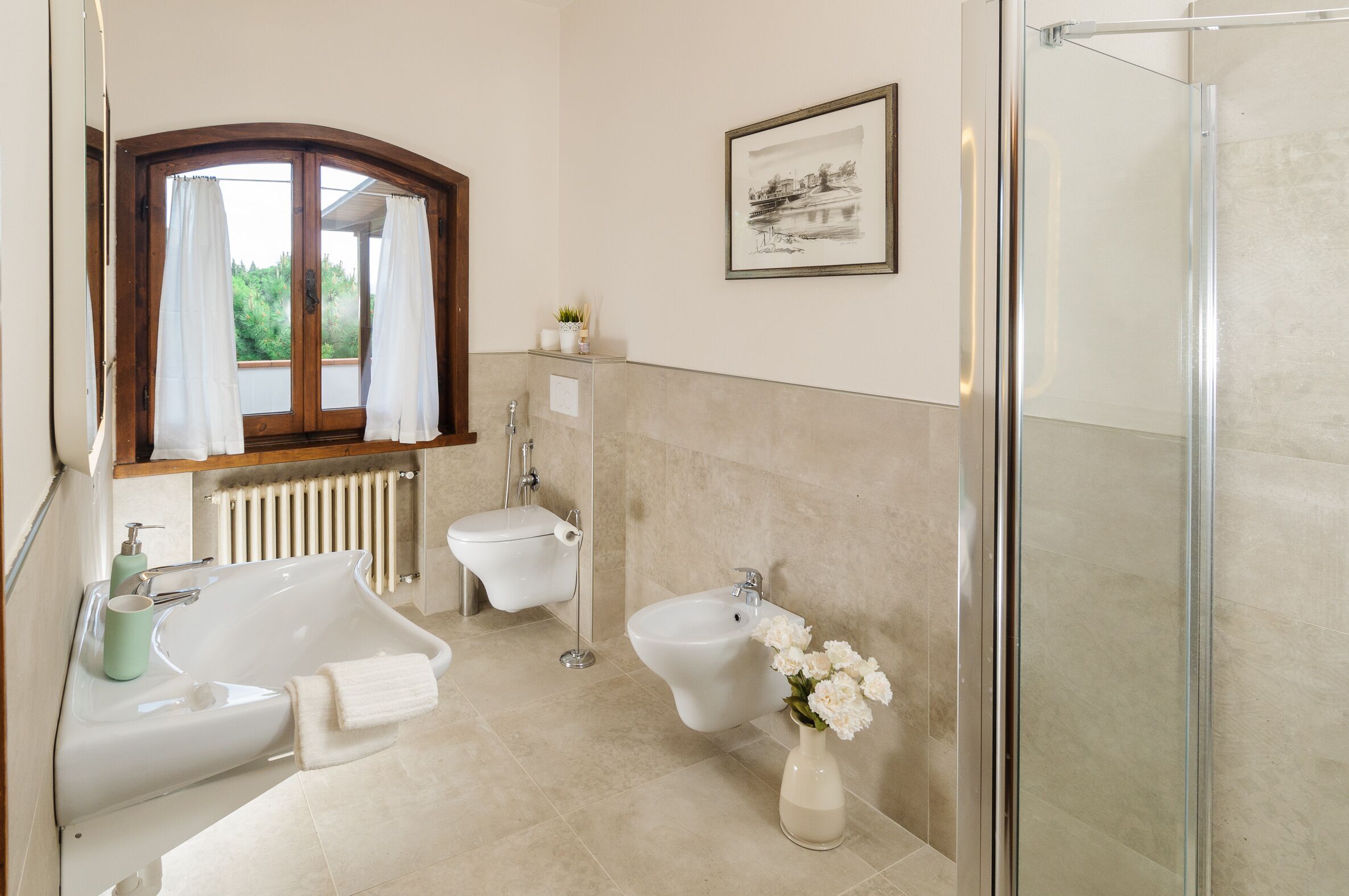 Douche, sèche-cheveux, bidet, serviettes fournies