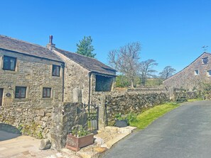 Un bâtiment en pierre avec une enseigne indiquant qu’il s’agit d’un hôtel.