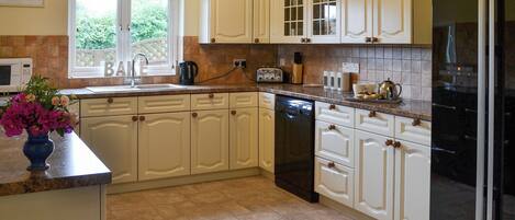 Een vaatwasser, een kinderstoel