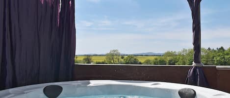 Tina de hidromasaje al aire libre