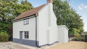 A single-story house with a sloped roof, a chimney, and a small front porch. - 2 bedroom accommodation in Blythburgh, near Southwold (Blythburgh, near Southwold)