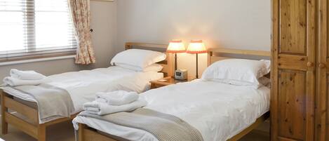 2 عدّة غرف نوم وواي فاي مجانًا وملاءات أسرّة