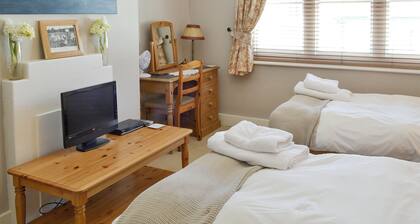 2 bedroom accommodation in St. Margarets at Cliffe, near Dover