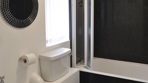 Un bany amb vàter, rentapel i banyera.