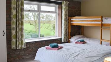 8 bedrooms, free WiFi, bed sheets, wheelchair access