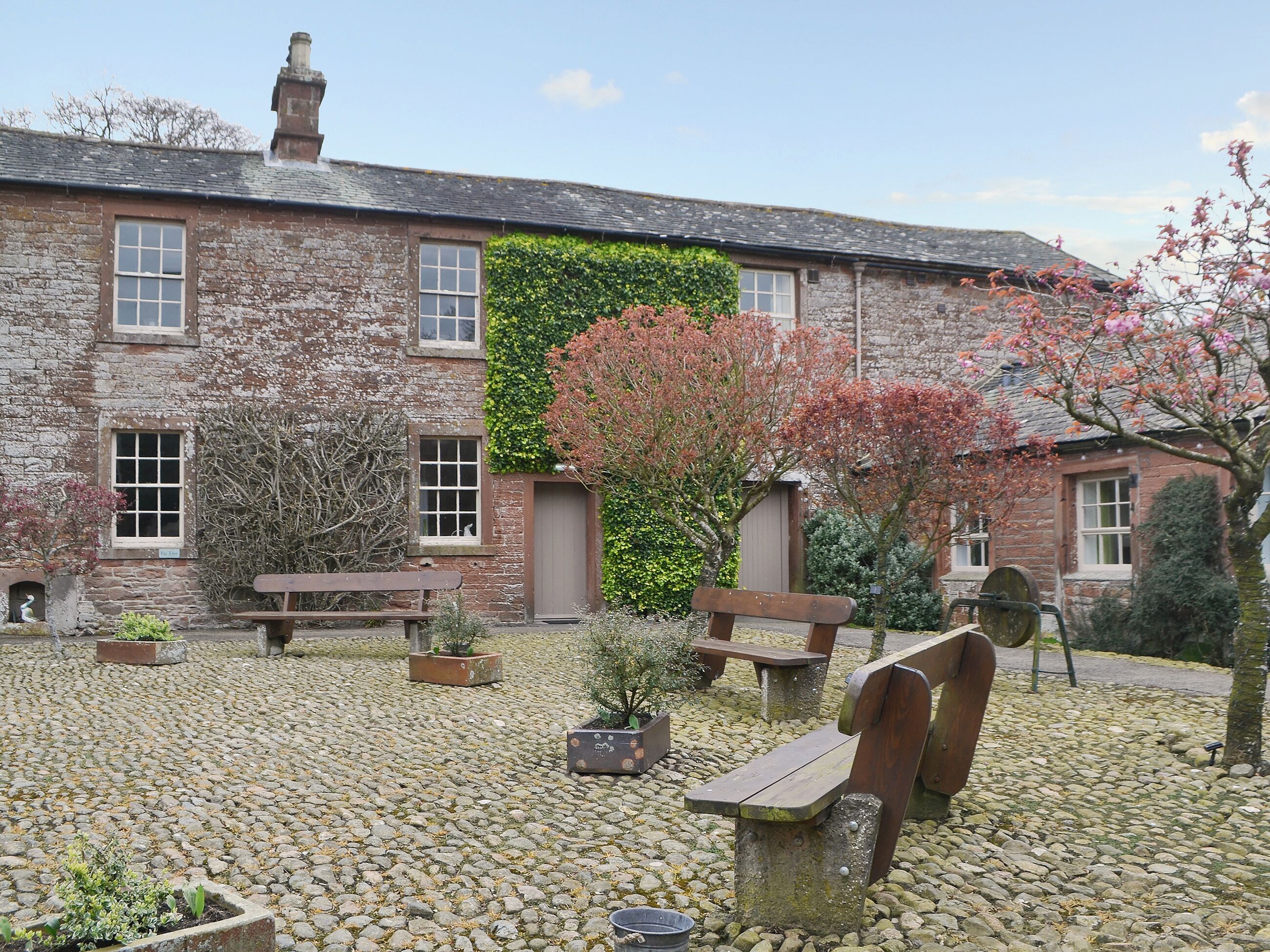 المنطقة المحيطة بالمنشأة