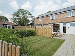 Outdoor dining - Church View - UKC2302 (Wainfleet St. Mary, near Skegness)