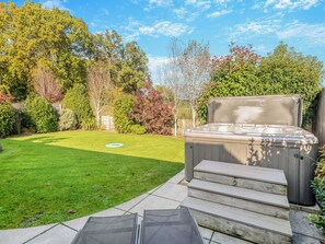 Outdoor spa tub - 2 bedroom accommodation in Wimborne (Wimborne)