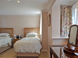 2 bedrooms, free WiFi, bed sheets - 2 bedroom accommodation in Littlehampton, near Arundel (Littlehampton, near Arundel)