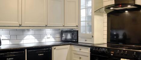 Oppvaskmaskin og høy barnestol