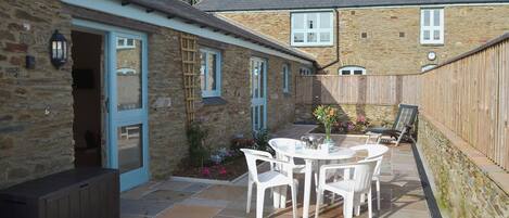 تناول الطعام بالخارج