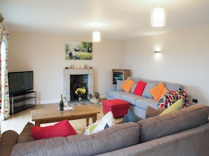 TV, fireplace - Perfect for families wanting to holiday together. (Marhamchurch, near Bude)