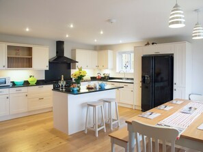 Dishwasher, highchair, cookware/dishes/utensils - Perfect for families wanting to holiday together. (Marhamchurch, near Bude)