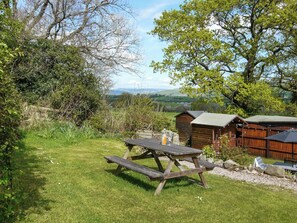 Outdoor dining - 3 bedroom accommodation in Salterforth, near Barnoldswick (Salterforth, near Barnoldswick)