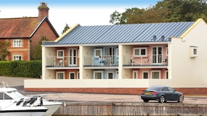 Exterior - Greylag Goose - UKC2110 (Wroxham, near Norwich)