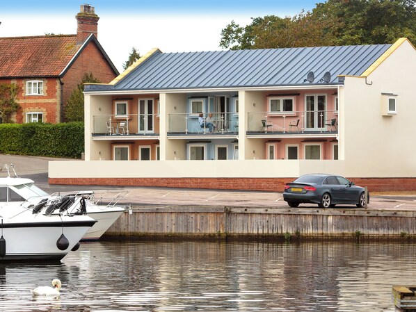Beautiful contemporary apartment overlooking a private marina | Bewick Swan, Greylag Goose, Crested Grebe - The Riverviews, Wroxham, near Norwich