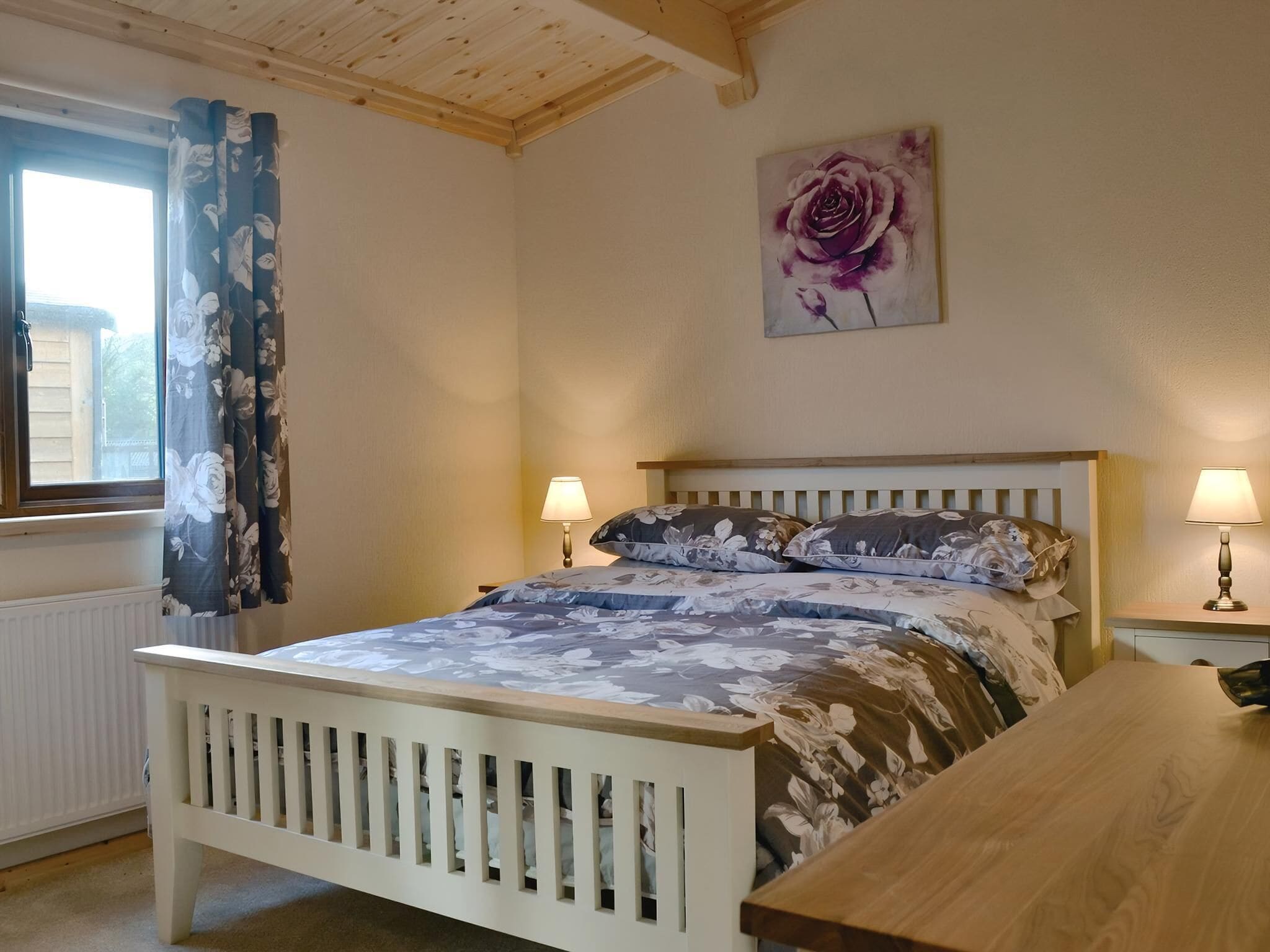 2 室のベッドルーム、WiFi (無料)、ベッドシーツ