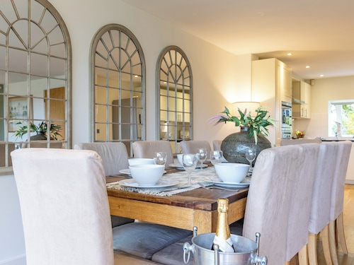 5 Schlafzimmer Unterkunft in Somerford Keynes