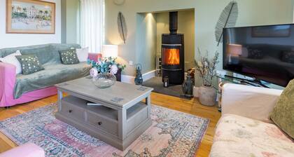 5 bedroom accommodation in Somerford Keynes