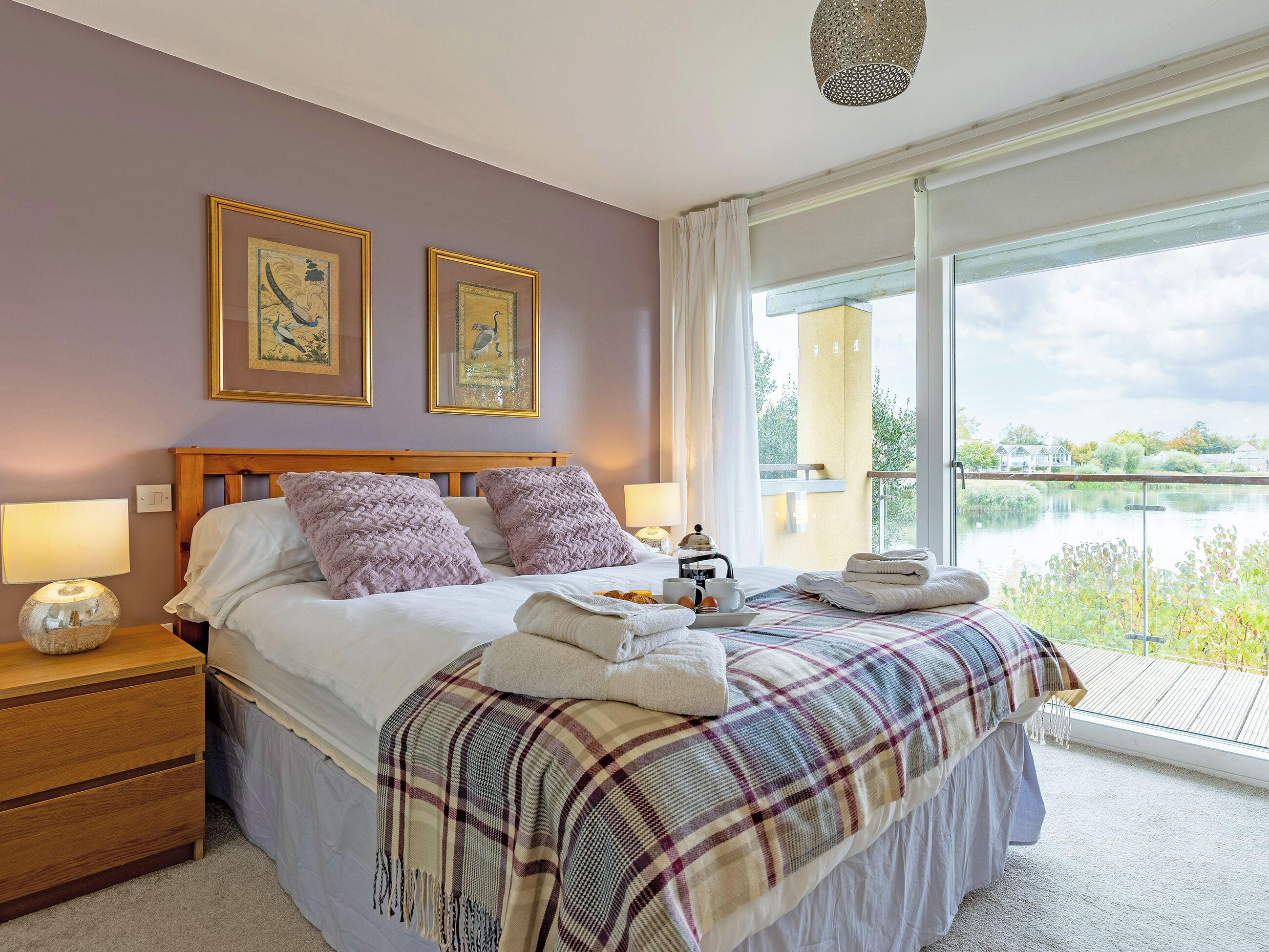 5 bedrooms, WiFi (free), bed sheets